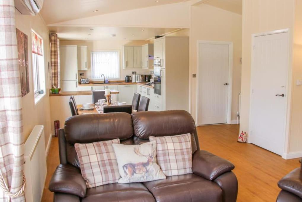 Fabulous Detached Lodge With Hot Tub Two Nights Minimum Stay Bridgnorth Esterno foto