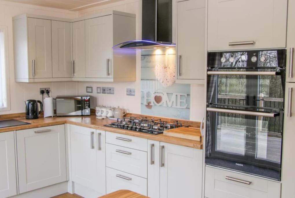 Fabulous Detached Lodge With Hot Tub Two Nights Minimum Stay Bridgnorth Esterno foto