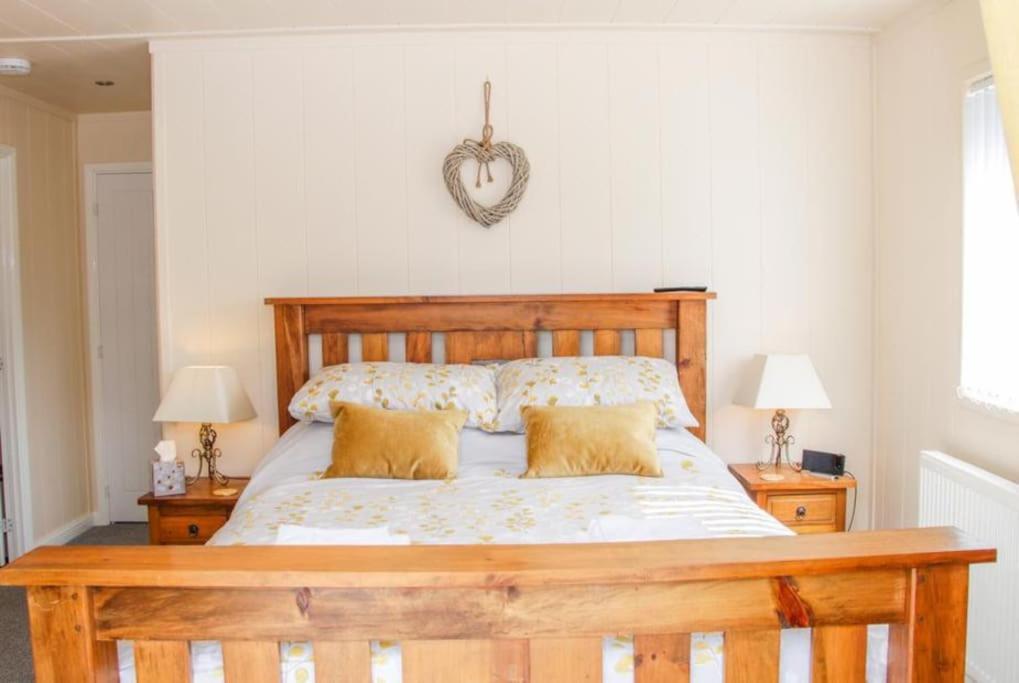 Fabulous Detached Lodge With Hot Tub Two Nights Minimum Stay Bridgnorth Esterno foto
